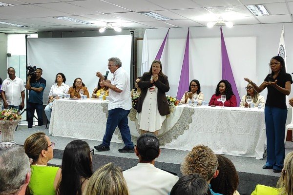 Caetano denuncia abandono das políticas para mulheres em Camaçari: 