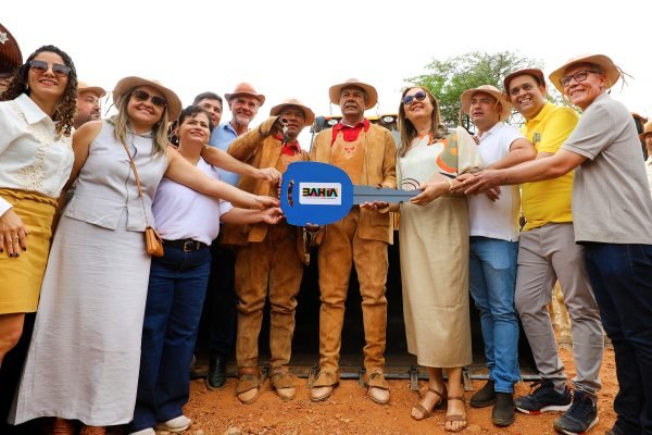 Jerônimo leva novos investimentos e prestigia Festa dos Vaqueiros em Curaçá