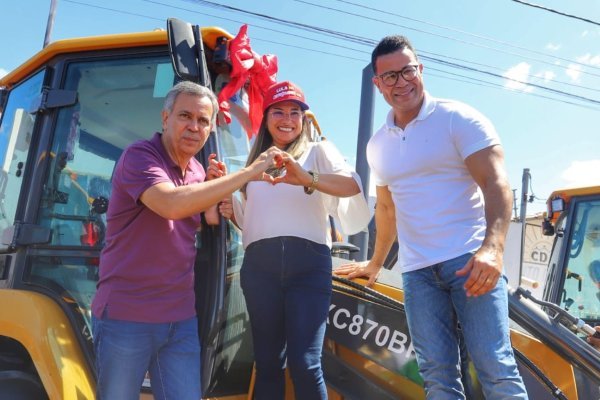 Félix Mendonça entrega retroescavadeiras e garante novos recursos para Araci