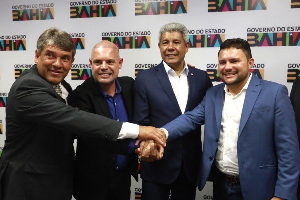 Jerônimo anuncia novos investimentos e entrega veículos para Serra Preta