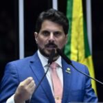 Moraes bloqueia contas de Marcos do Val após viagem irregular aos EUA