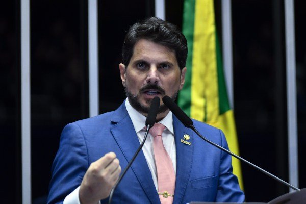 Moraes bloqueia contas de Marcos do Val após viagem irregular aos EUA