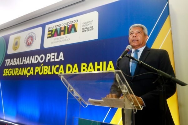 Jerônimo assina pacote de reestruturação da segurança pública e entrega 118 novas viaturas