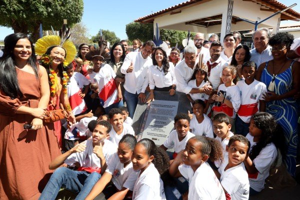 Jerônimo inaugura três escolas no mesmo dia no Oeste da Bahia: 