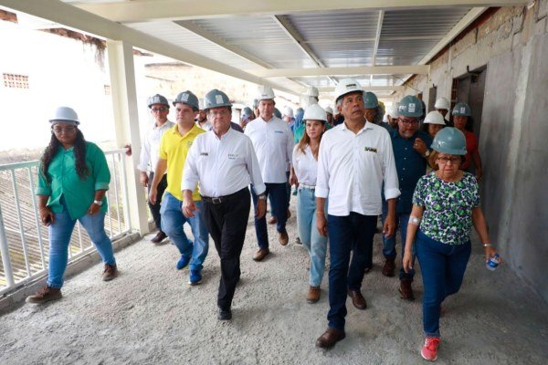 Jerônimo visita Feira de São Joaquim e anuncia obras no Dia do Feirante