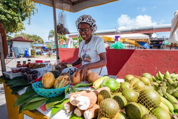 Feira da Agricultura Familiar movimenta Praça Martiniano Maia e fortalece renda de pequenos produtores