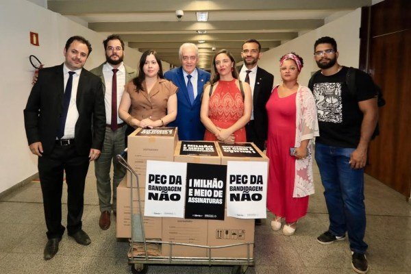 Otto recebe 1,5 milhão de assinaturas contra PEC da Blindagem
