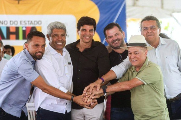 Após indicar apoio a ACM Neto, deputado divide palanque com Jerônimo