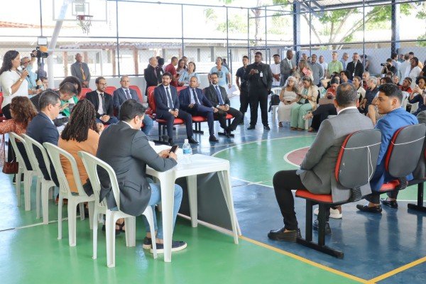 Câmara Itinerante leva plenário a escola em Itapuã e aproxima população das decisões políticas