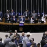 Câmara aprova PEC que dificulta punição para deputados e senadores