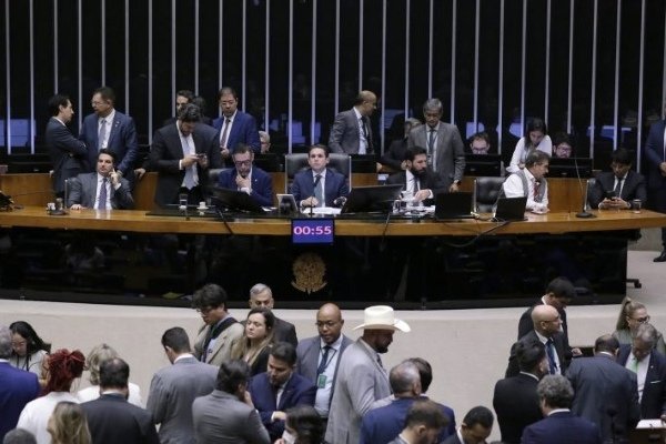 Câmara aprova PEC que dificulta punição para deputados e senadores