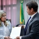 Ivana Bastos recebe proposta orçamentária de 77 bilhões de reais para 2026