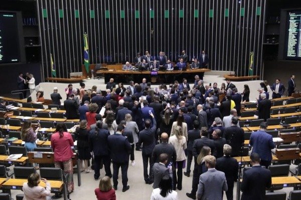 Urgência do projeto de anistia: como votaram os deputados baianos