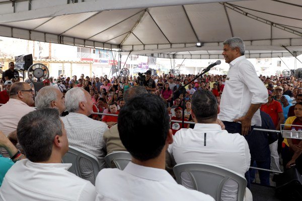 Jerônimo anuncia R$ 120 milhões em investimentos durante visita a Ponto Novo