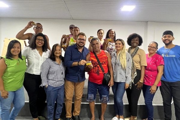 Madre de Deus amplia Programa Travessia e entrega cartões a novos beneficiários