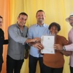 Governo da Bahia entrega 69 títulos de terra a famílias agricultoras no Portal do Sertão