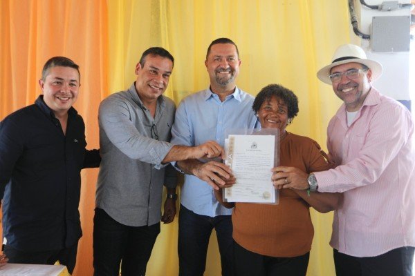 Governo da Bahia entrega 69 títulos de terra a famílias agricultoras no Portal do Sertão