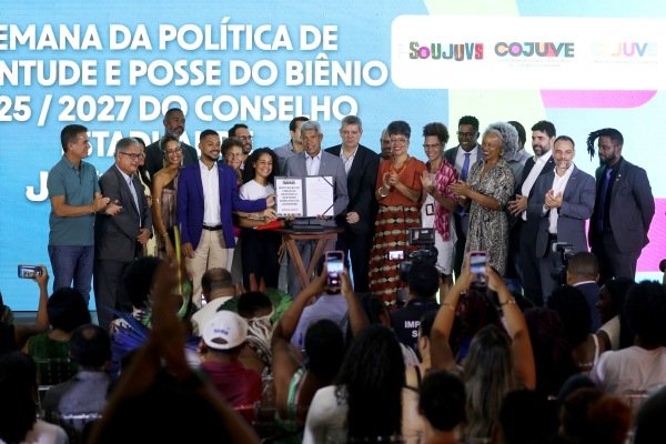Jerônimo empossa novos conselheiros do CEJUVE e lança pacote de ações para juventude da Bahia