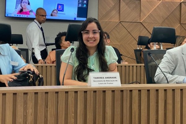 Prefeitura de Lauro de Freitas reforça compromisso com alfabetização em reunião estadual