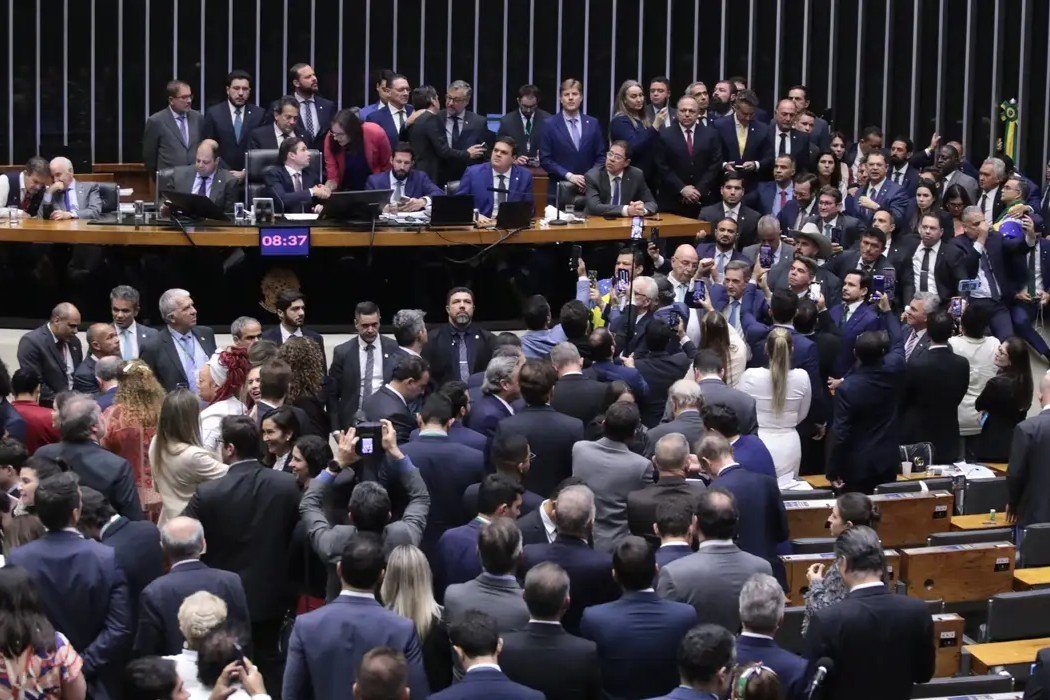 Parlamentares aprovam urgência e aceleram votação da anistia a golpistas