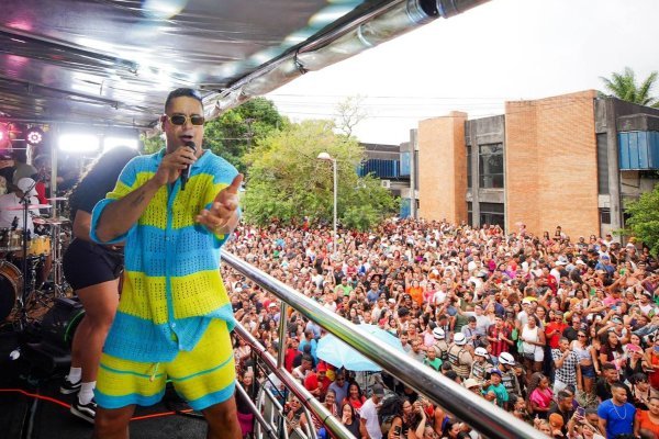 Camaçari encerra aniversário de 267 anos com multidão em show de Xanddy Harmonia