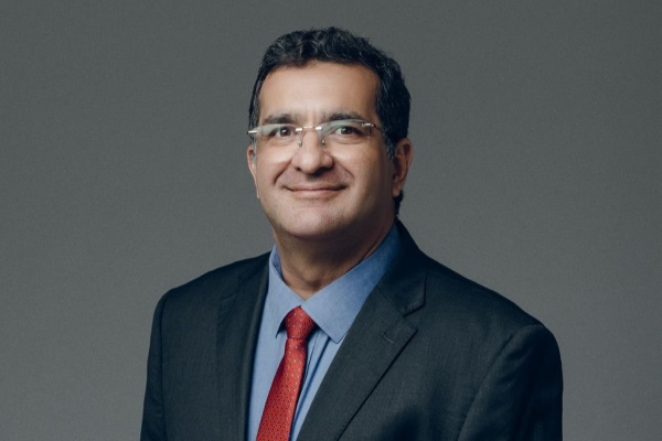 Antonio Henrique pose