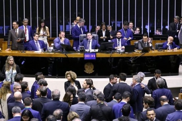 Câmara aprova isenção do IR para quem ganha até R$ 5 mil