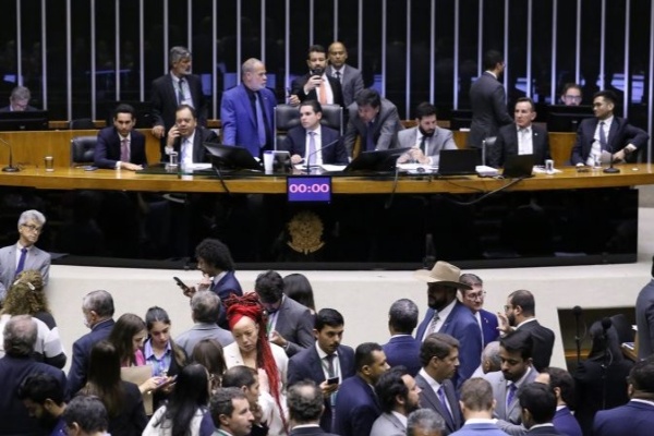 Câmara dos Deputados aprova licença menstrual de até dois dias