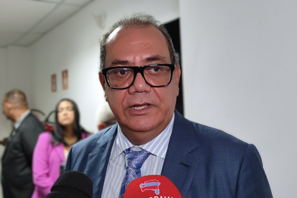 Carlos Muniz pede diálogo entre líderes antes de votar projetos da prefeitura
