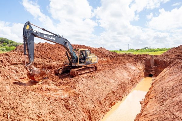 Construção obras Camaçari trator|Love Camaçari
