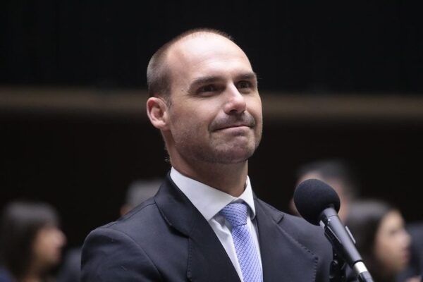Conselho de Ética arquiva ação que poderia tirar mandato de Eduardo Bolsonaro