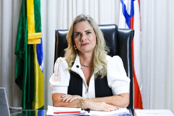 Ivana Bastos é internada na UTI e se afasta da ALBA