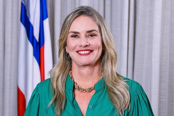 Ivana Bastos segue internada com quadro estável na Semi-UTI