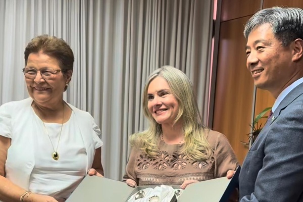 Ivana Bastos discute investimentos da Coreia do Sul na Bahia em encontro com embaixador na ALBA