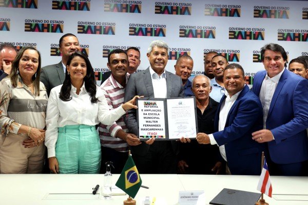 Governo da Bahia anuncia investimentos e entrega título de domínio para Itagi