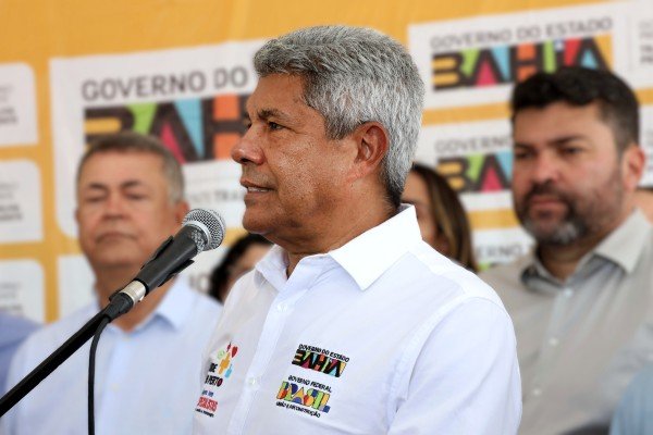 Jerônimo detalha ações do governo e pede cautela à população sobre morte suspeita por metanol