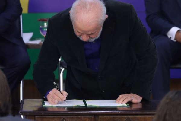 Lula assinando