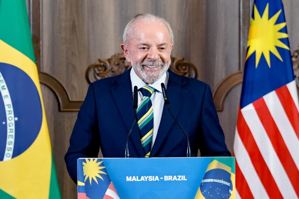 “Bolsonaro é passado, Trump sabe que rei morto, rei posto”, afirma Lula após reunião