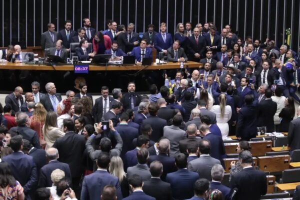 Urgência Anistia Câmara