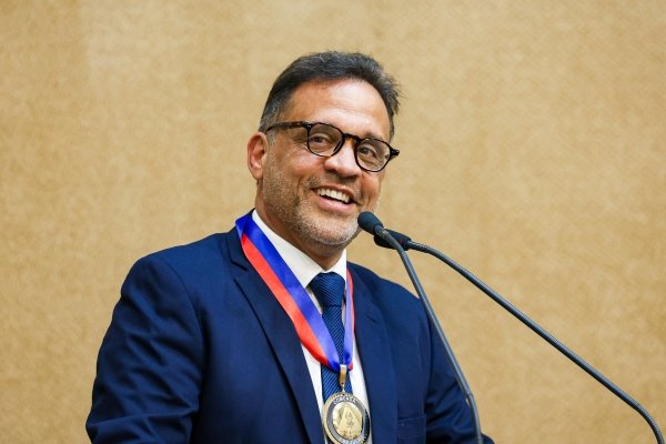 Zé Eduardo “Bocão” recebe Comenda 2 de Julho da ALBA: 