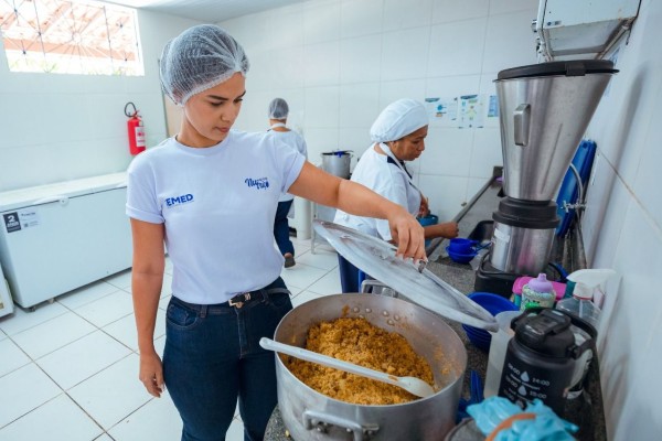 Mais de 45 mil refeições especiais são servidas a alunos com restrições em Lauro de Freitas