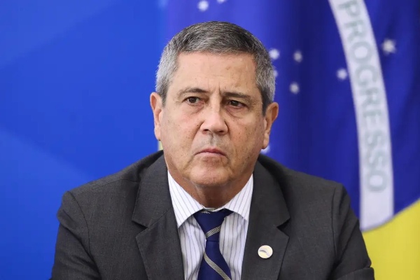 Moraes decide manter prisão de Braga Netto