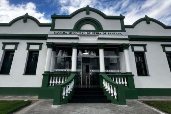 Justiça notifica vereadores de Feira de Santana por aumento ilegal de salários e danos ao erário
