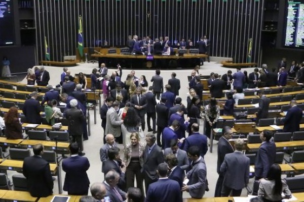 Câmara aprova aumento gradual da licença-paternidade para 20 dias; entenda