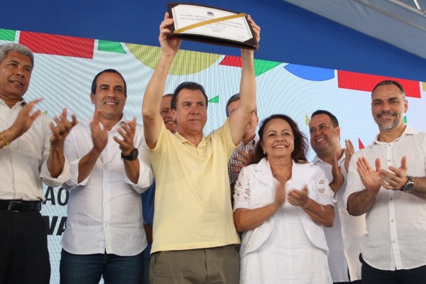 Aladilce Souza homenageia Luiz Marinho com Título de Cidadão de Salvador