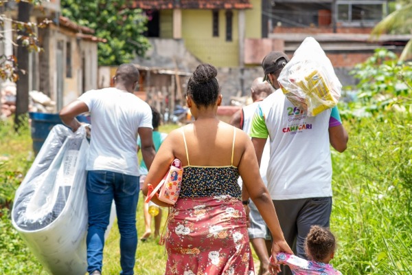 Mais de 200 famílias de Camaçari recebem cestas básicas e insumos da Sedes