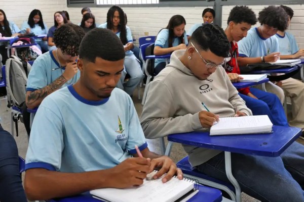 Estudo revela que renda e cor ainda definem quem conclui o ensino médio no Brasil