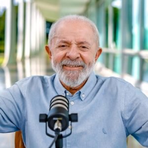 Lula anuncia crédito para entregadores comprarem motos elétricas e promete gás gratuito para famílias pobres